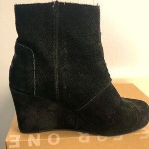 New, never worn-Toms size 7 Black dessert wedge bootie